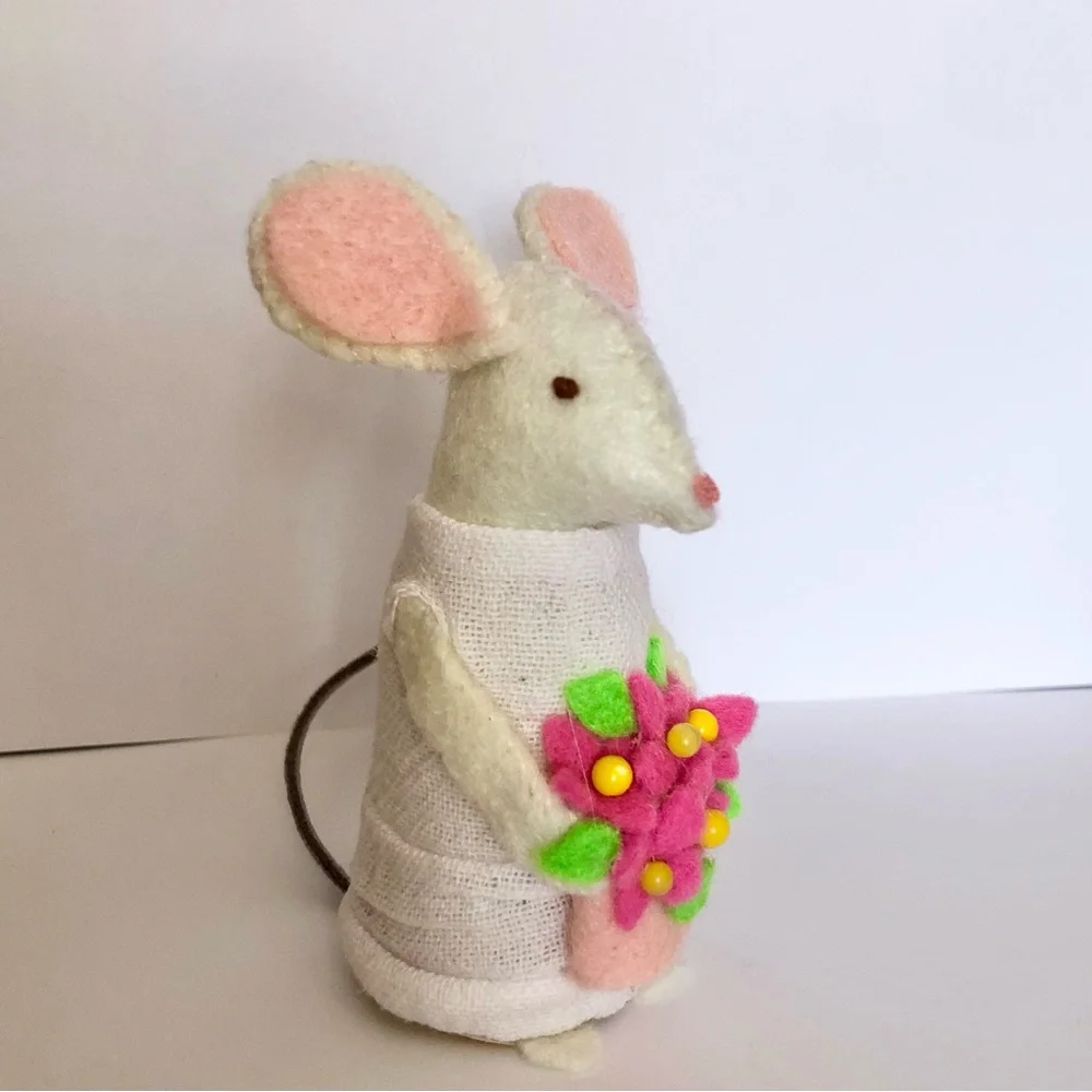 Felt mouse art doll pink flower bouquet hand-sewn cake topper gift